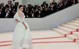 Penelope Cruz principessa del Met Galà ispirato a Lagerfeld